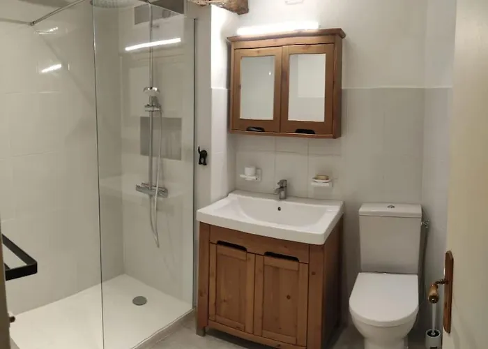 Sous Les Arcades De Fources-jolie Maison Medievale