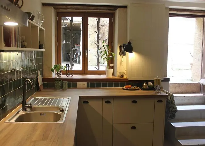 Sous Les Arcades De Fources-jolie Maison Medievale *