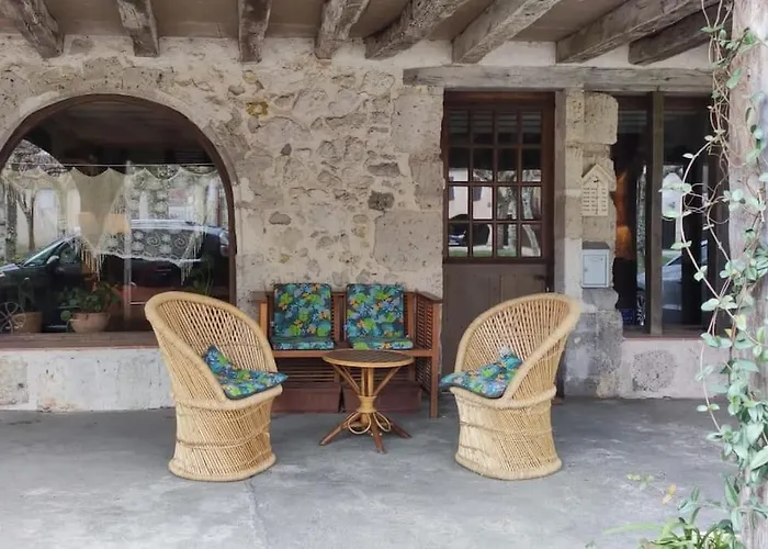 Sous Les Arcades De Fourcès-jolie Maison Médiévale * Fourcès