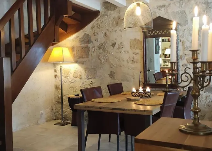 Sous Les Arcades De Fourcès-jolie Maison Médiévale Fourcès